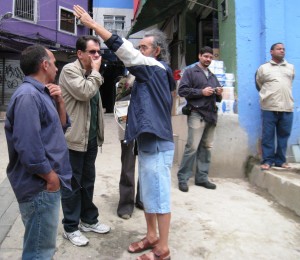 Seu Martins speaks with Vereador Reimont about PAC I projects in Rocinha